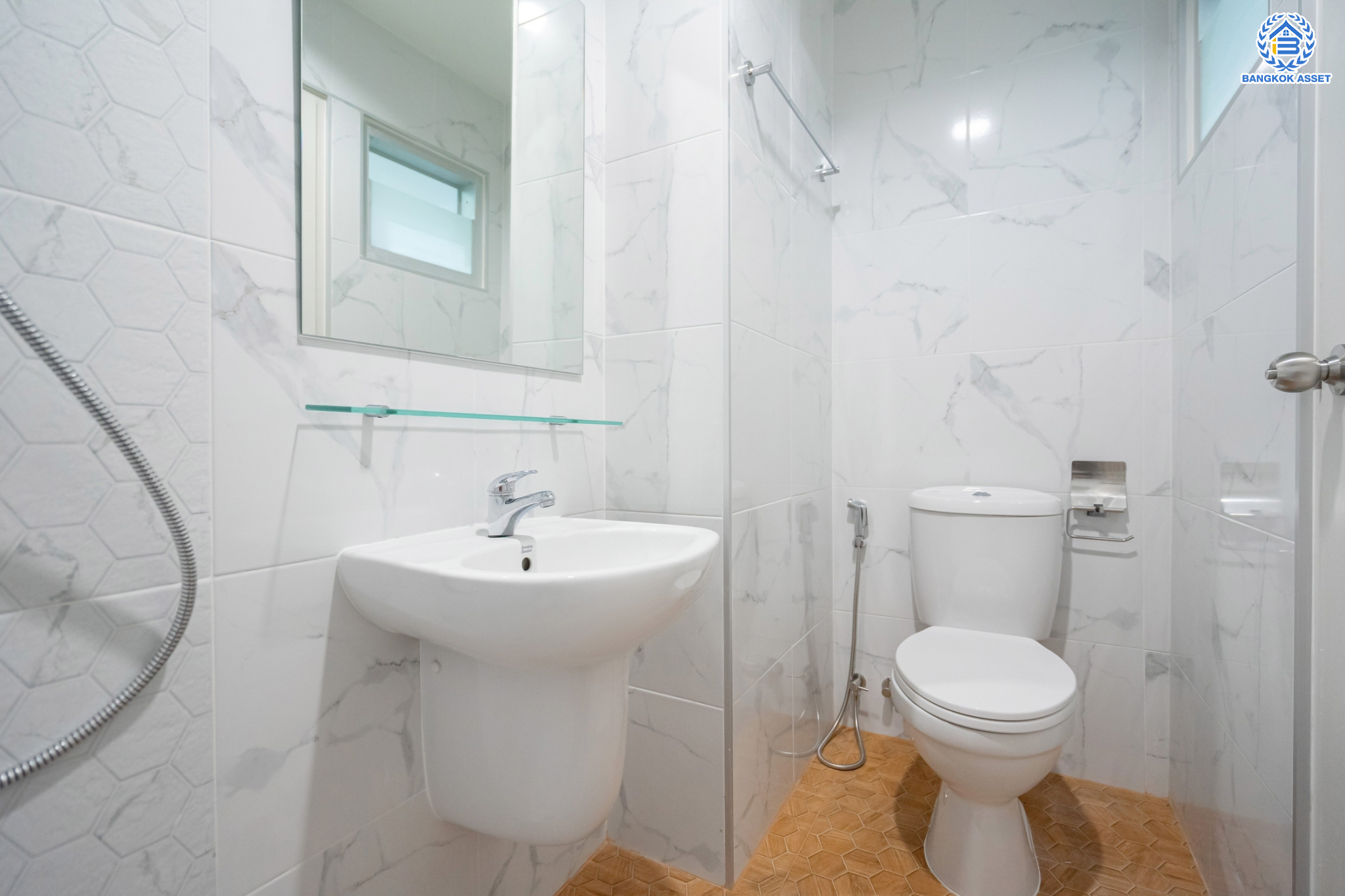 บ้านมือสองตกแต่งใหม่ ม.บ้านริมสวน ดอนเมือง เนื้อที่ 17.6 ตร.ว. ฟังก์ชันจัดเต็ม 3 ห้องนอน 3 ห้องน้ำ จอดรถได้ 2 คัน มีความเป็นส่วนตัว เดินทางเข้าสู่ใจกลางเมืองได้อย่างสะดวกสบาย ใกล้สนามบินดอนเมือง และทางด่วนศรีสมาน